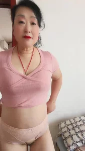 露脸熟女人妻一个人玩这疤有点大啊