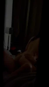 巨臀老婆不知道我在门缝外看着单男把她当狗操