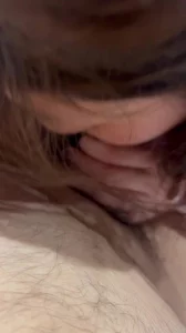 0535的姐姐饿了，吃的很卖力